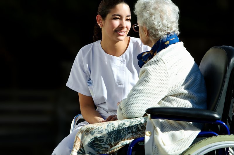 soignante avec une personne agée soignante avec une personne agée